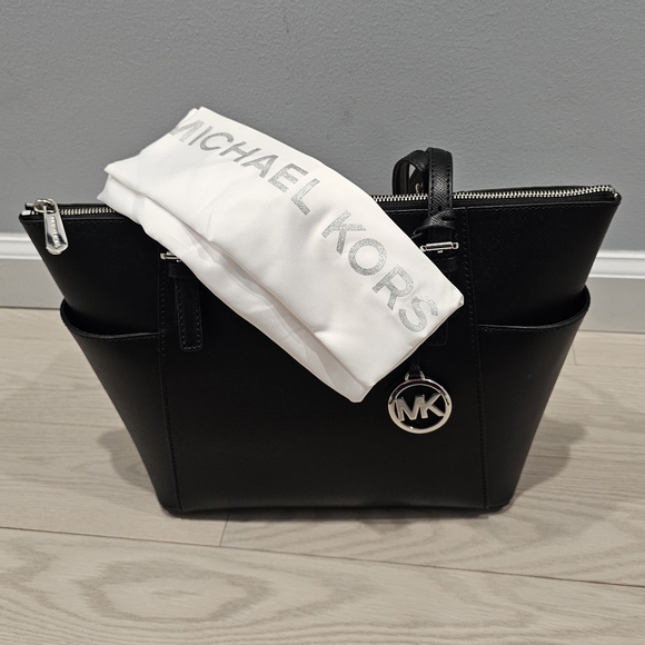 *NEW* Michael Kors Jet Set Saffiano Leather Top-Zip Tote Bag Bag (Black) - Picture 3 of 7